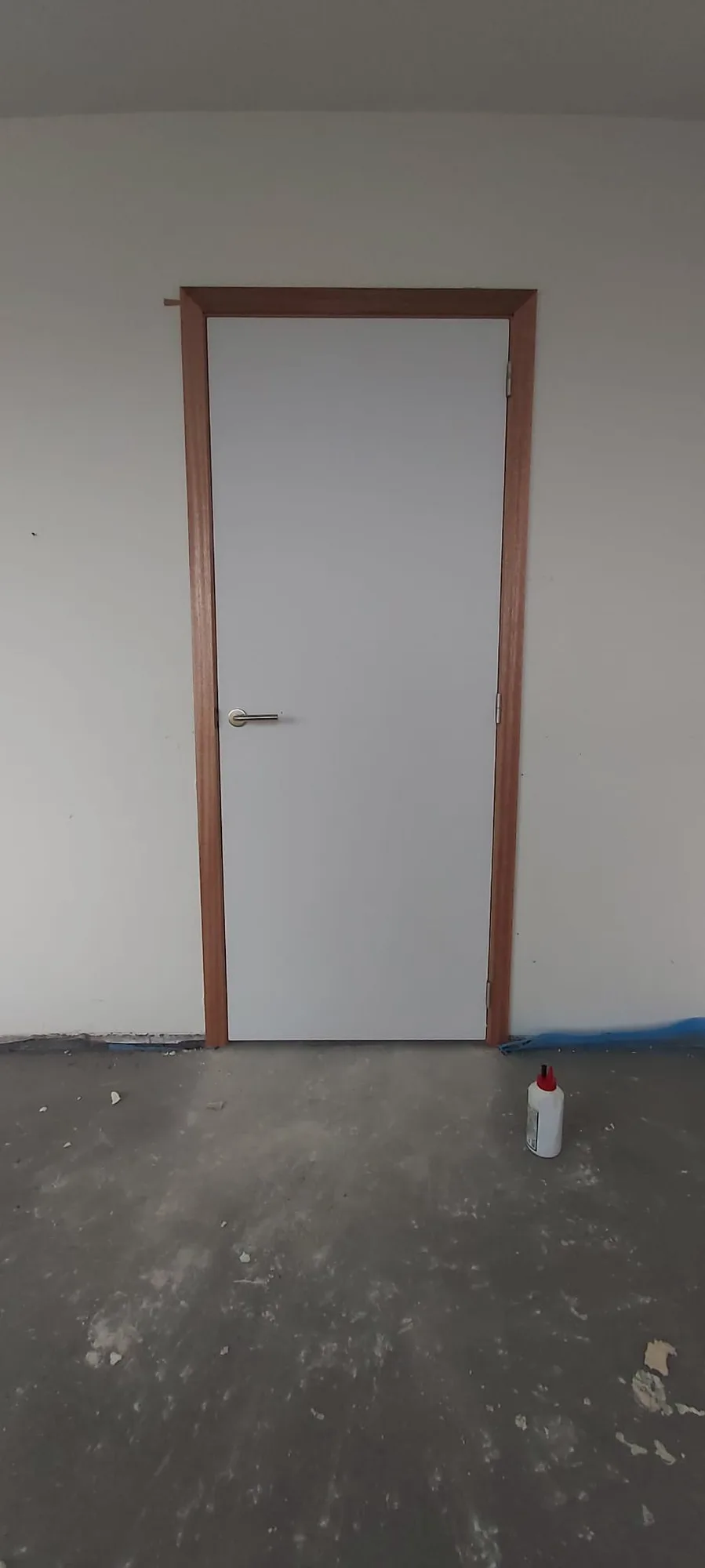 Pose d'un bâti de porte sur cloison