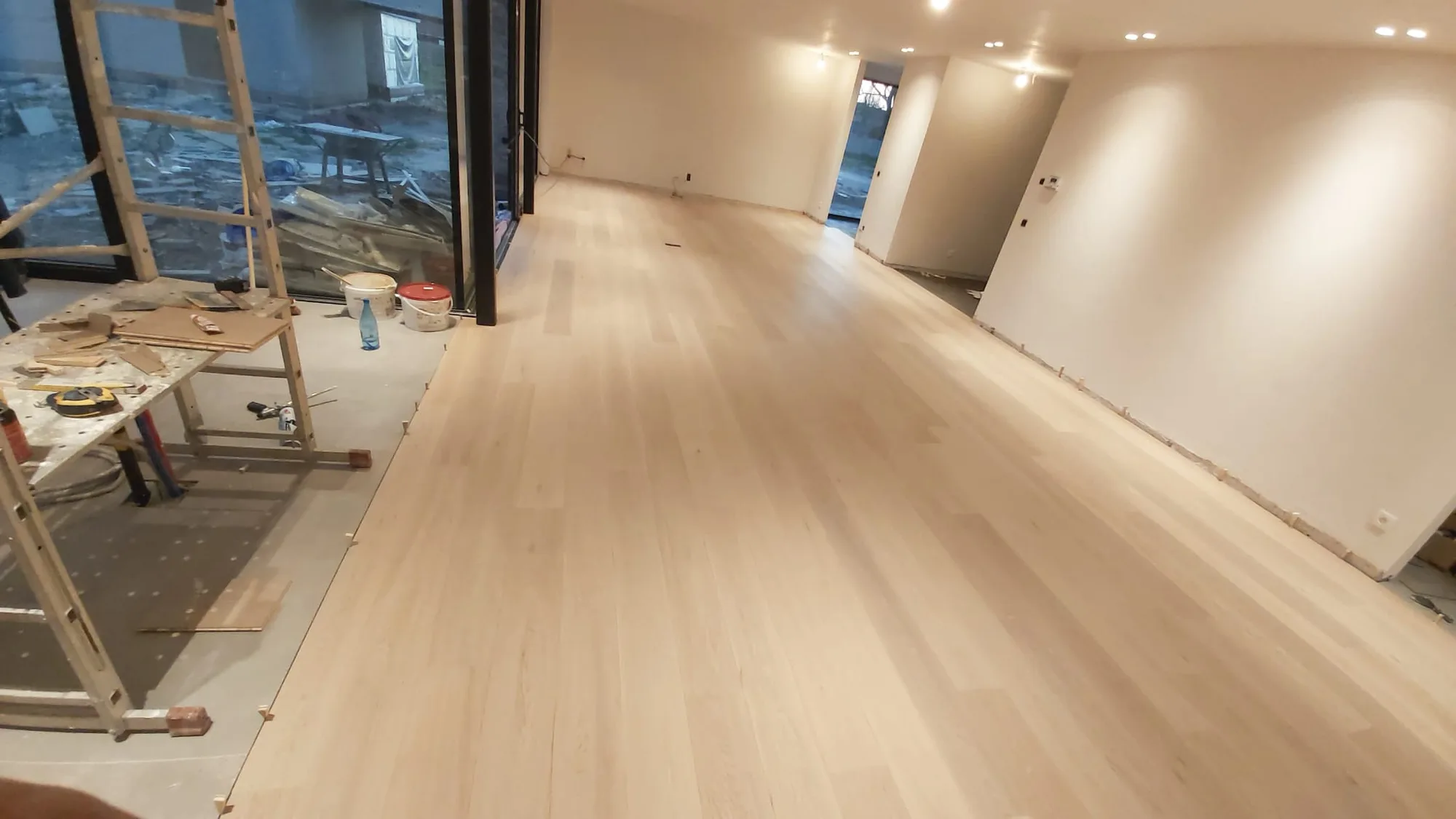 Grande pièce habillée d'un parquet clair