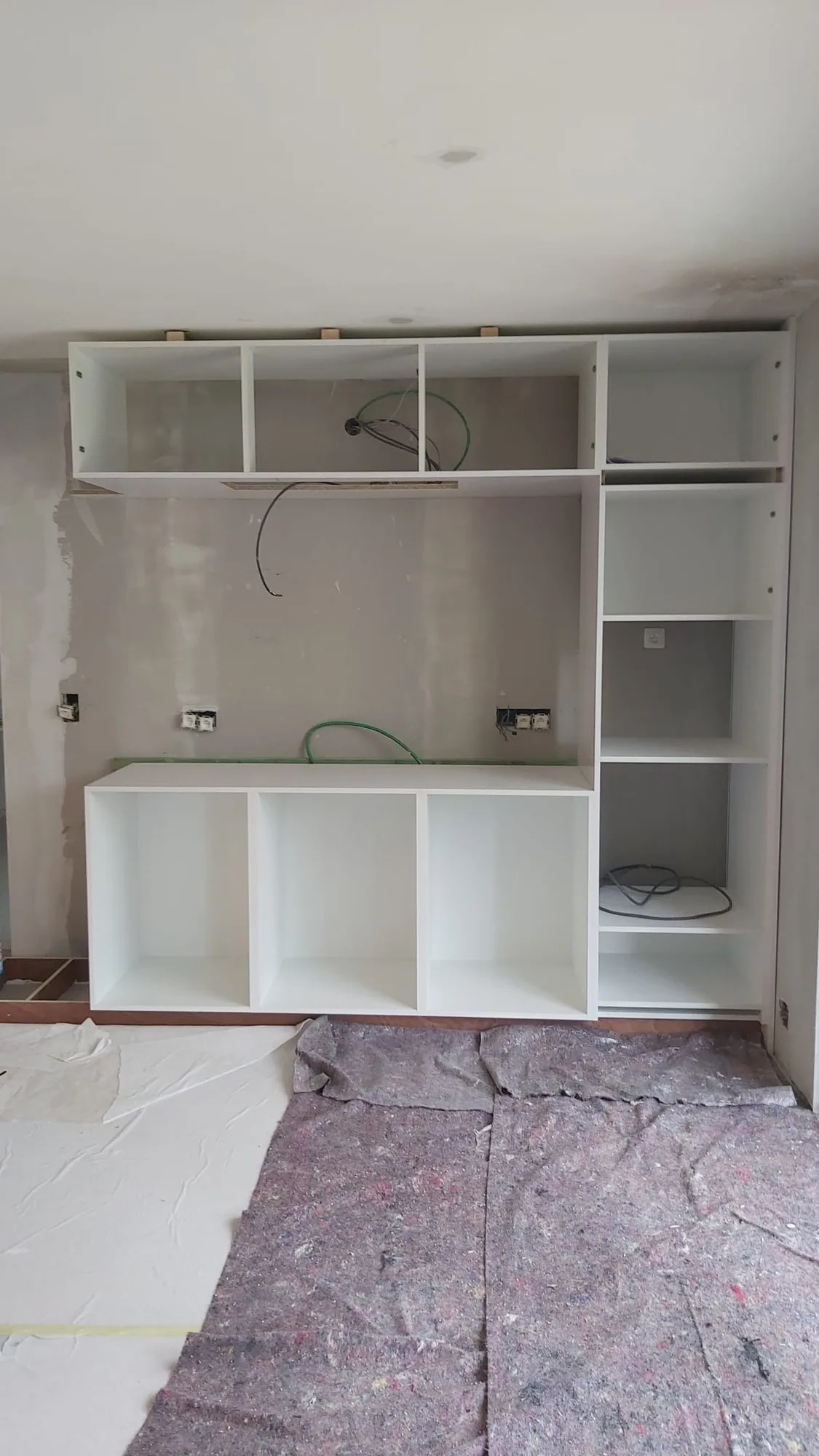 Meuble sur mesure en cours de montage