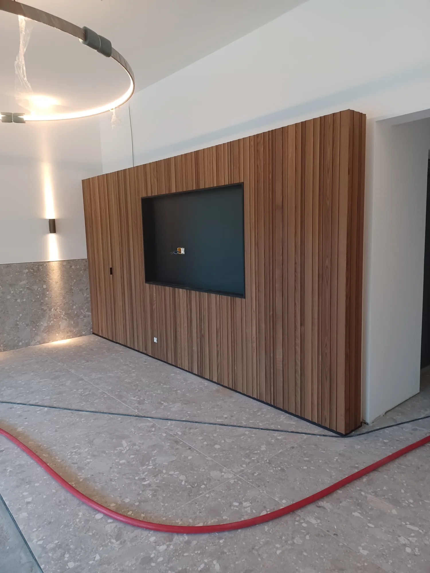 Mur en tasseaux bois avec niche TV