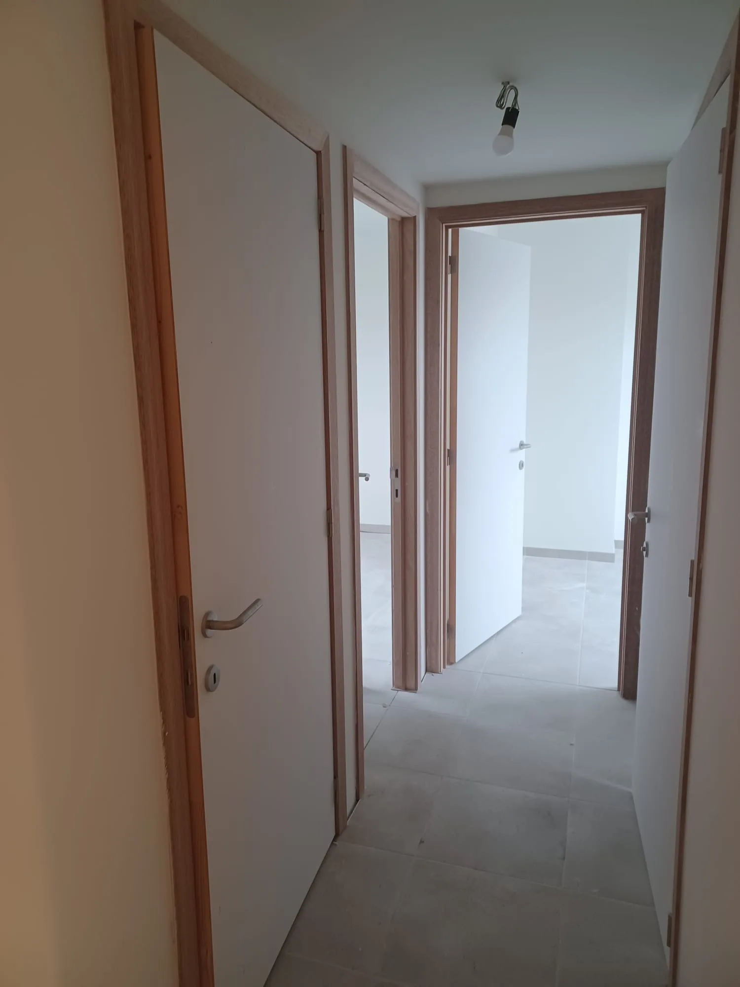 Pièce en cloisons sèches avec porte posée