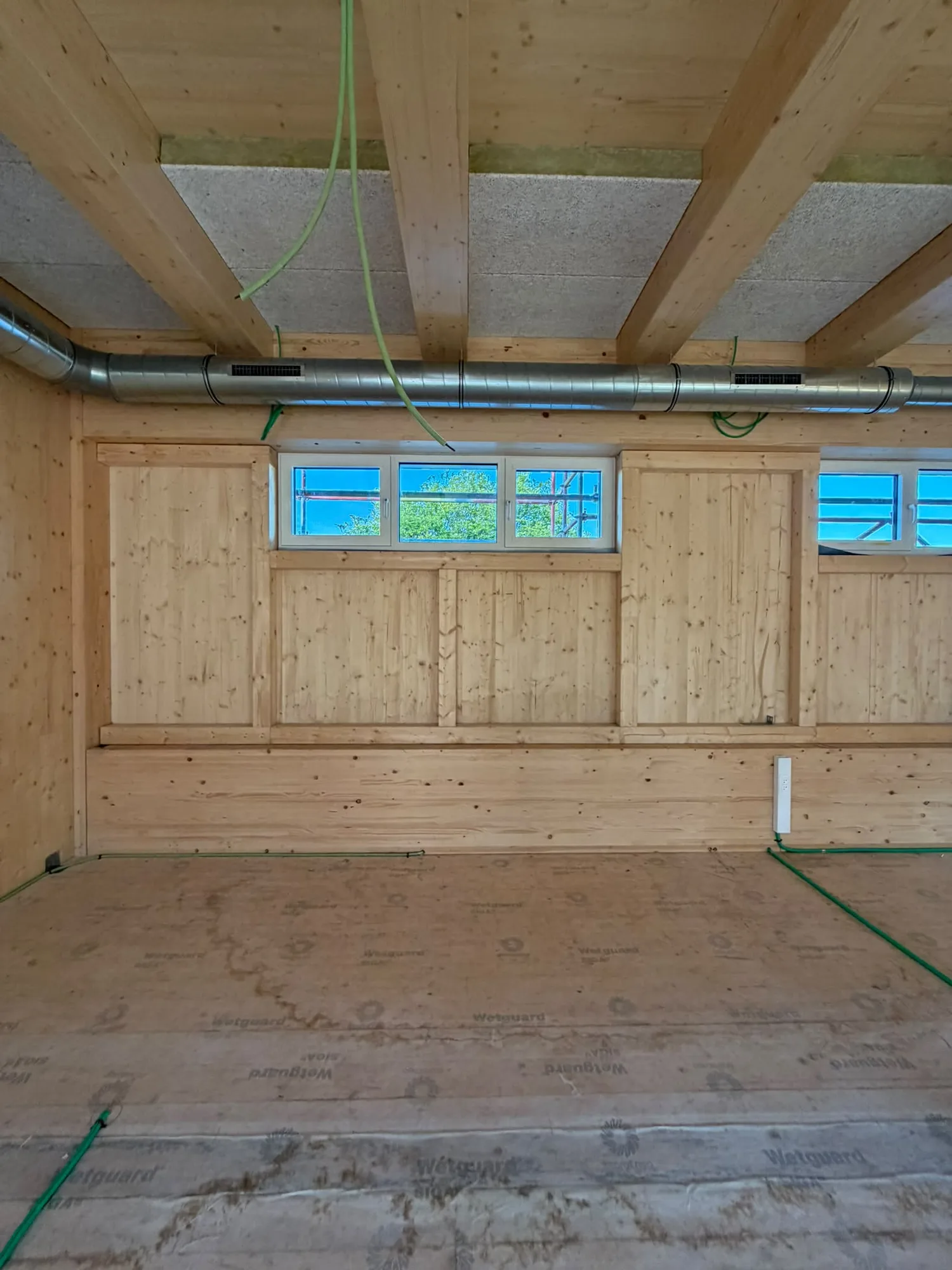 Mur intérieur en bois massif avec ouverture