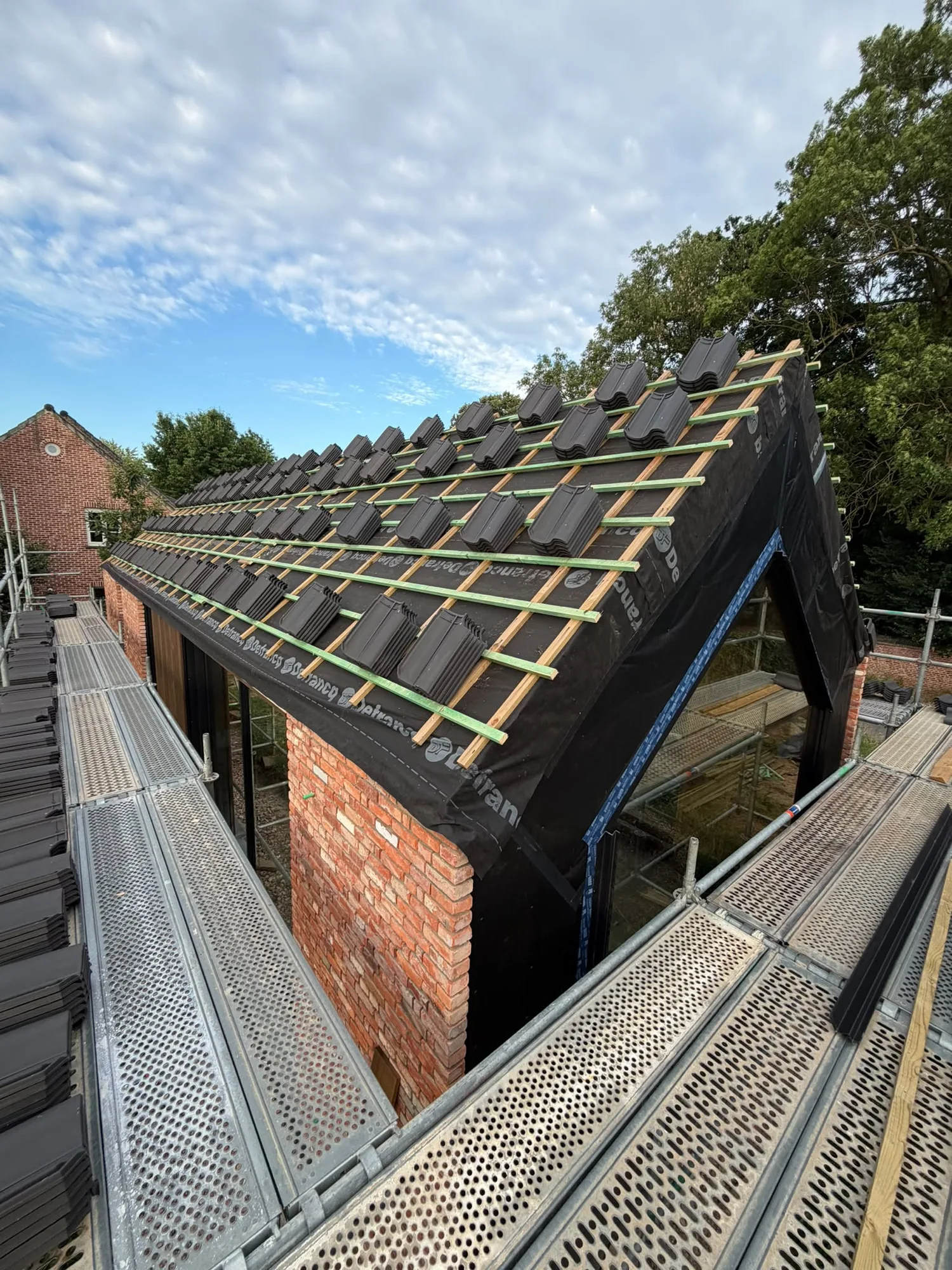 Liteaux de toiture et façade brique