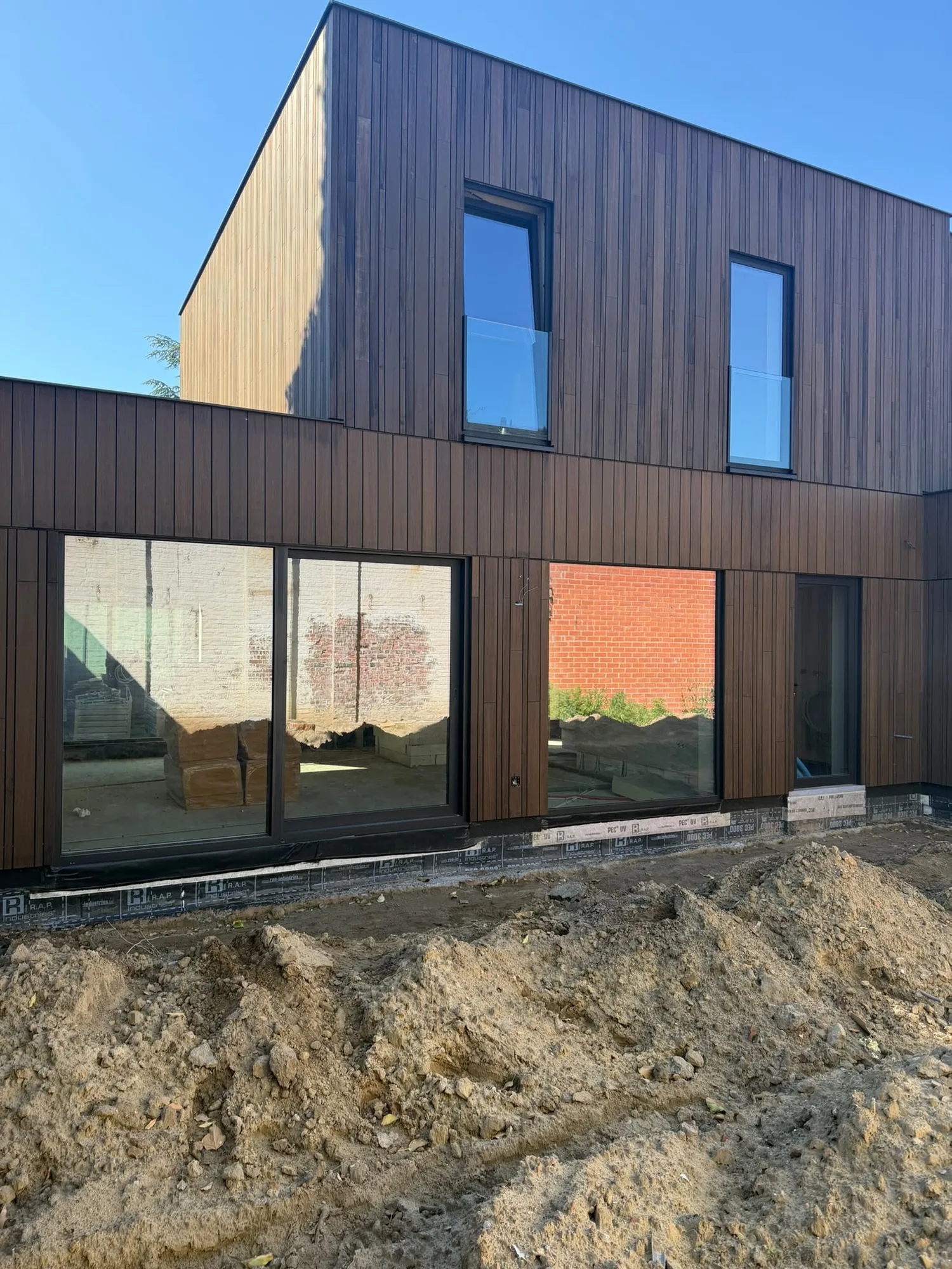 Façade bois avec grandes ouvertures vitrées