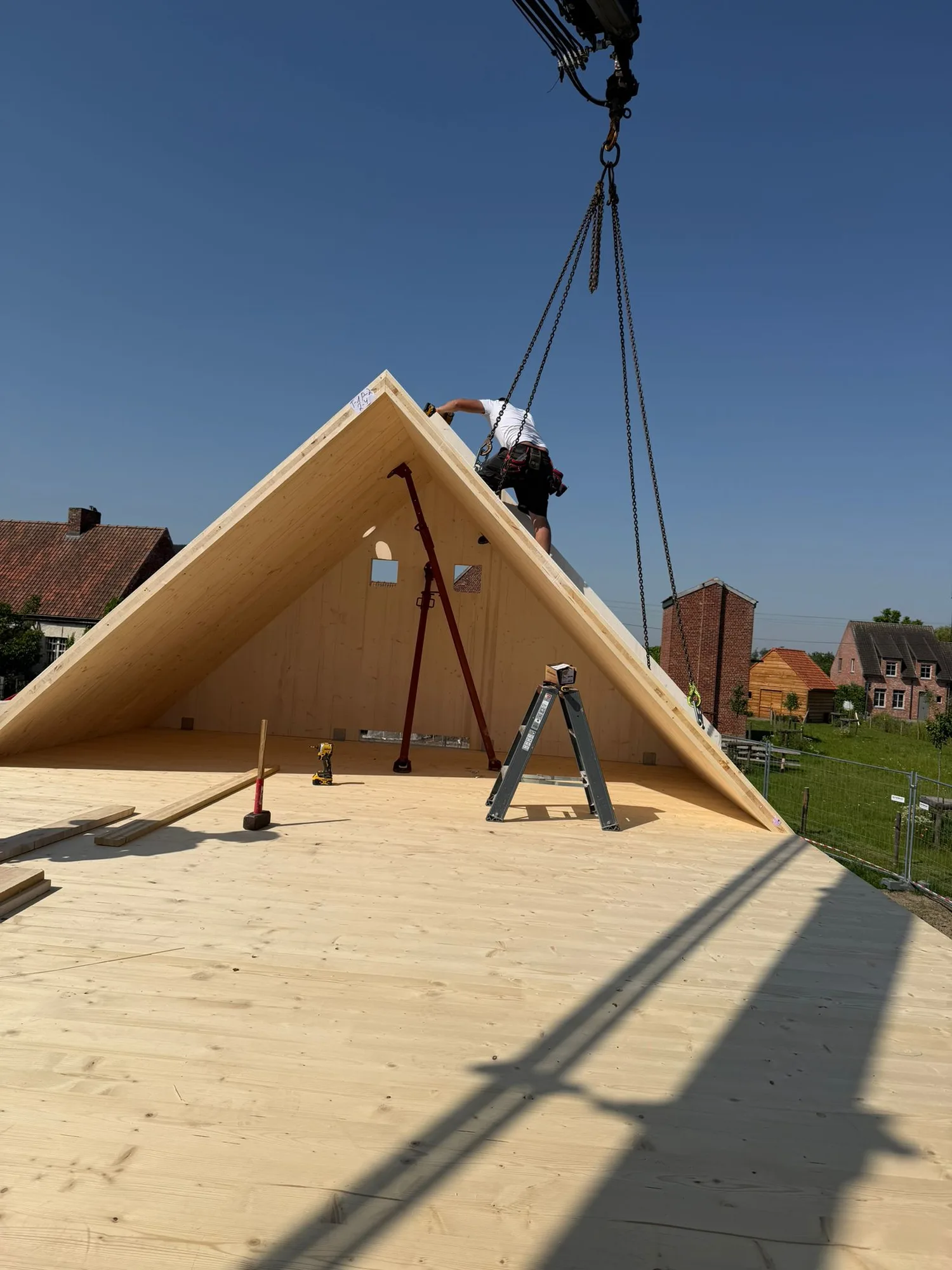 Levage de panneaux de toiture bois à la grue