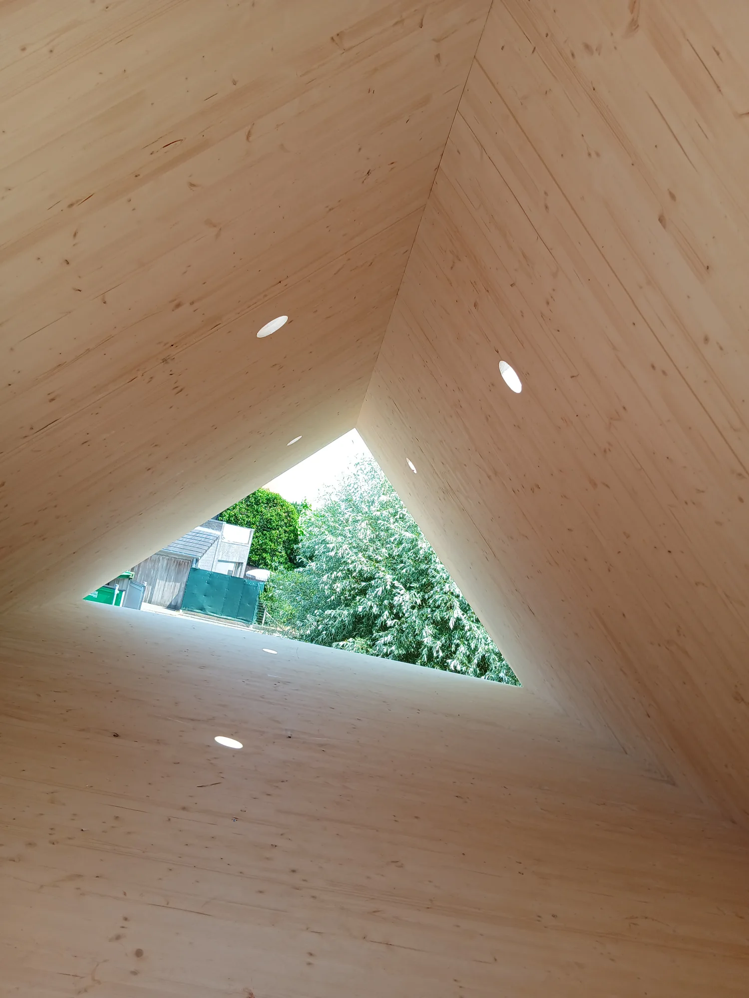 Toiture bois avec puits de lumière triangulaire