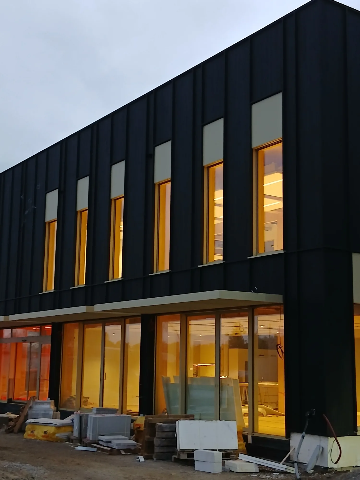 Façade bois teinté sombre au crépuscule