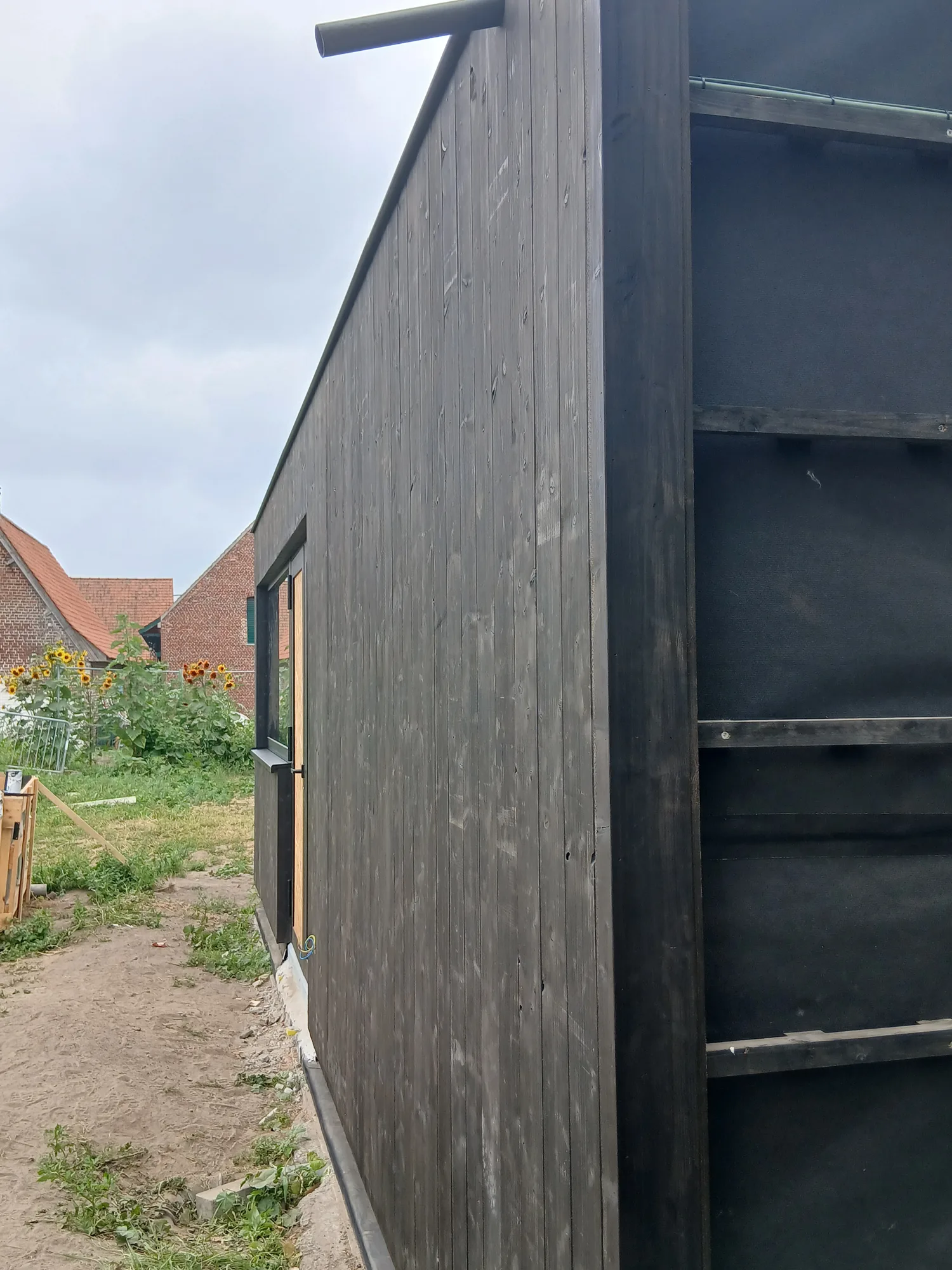 Détail de bardage bois sombre