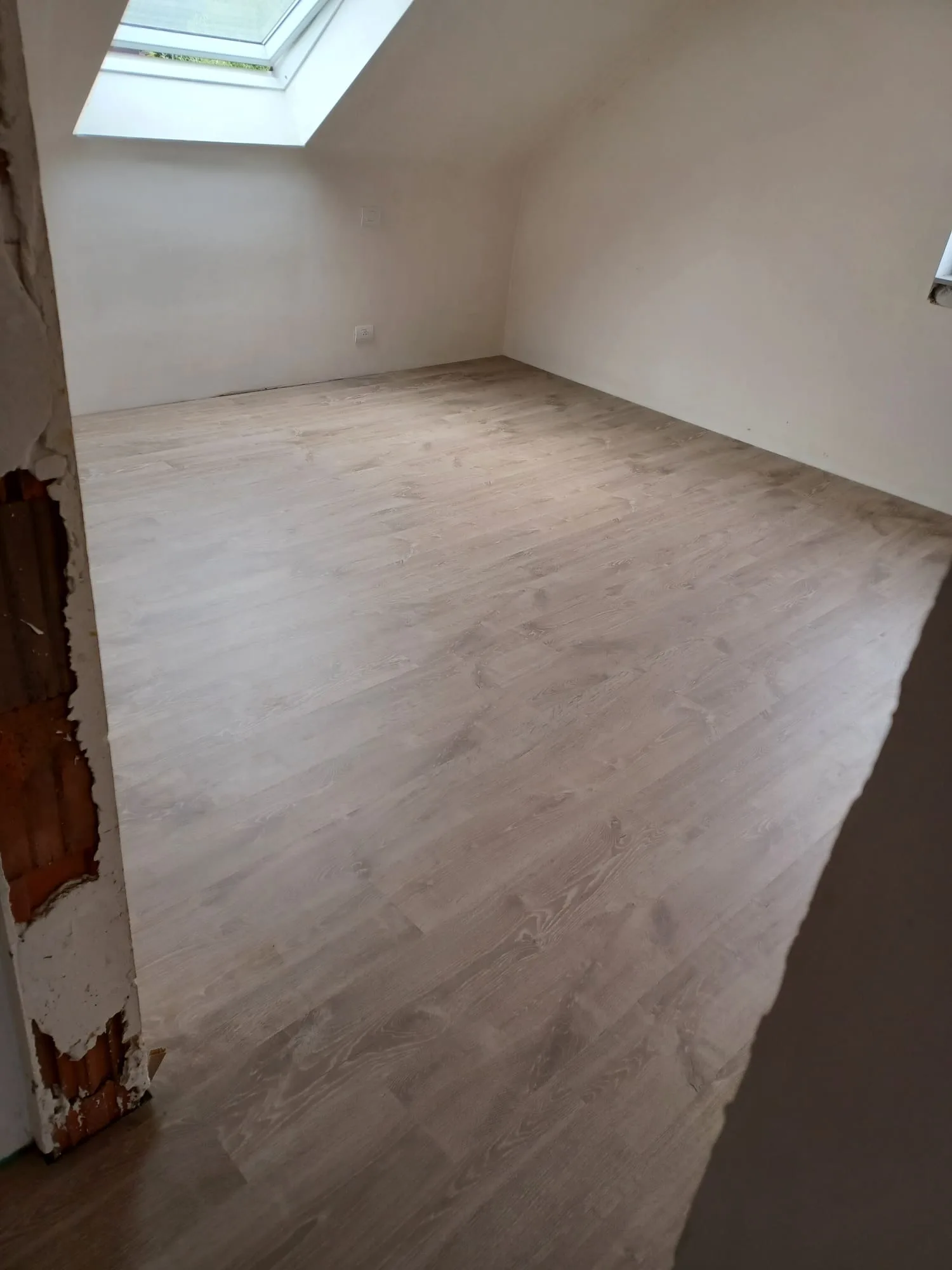 Sol en parquet dans une pièce lumineuse