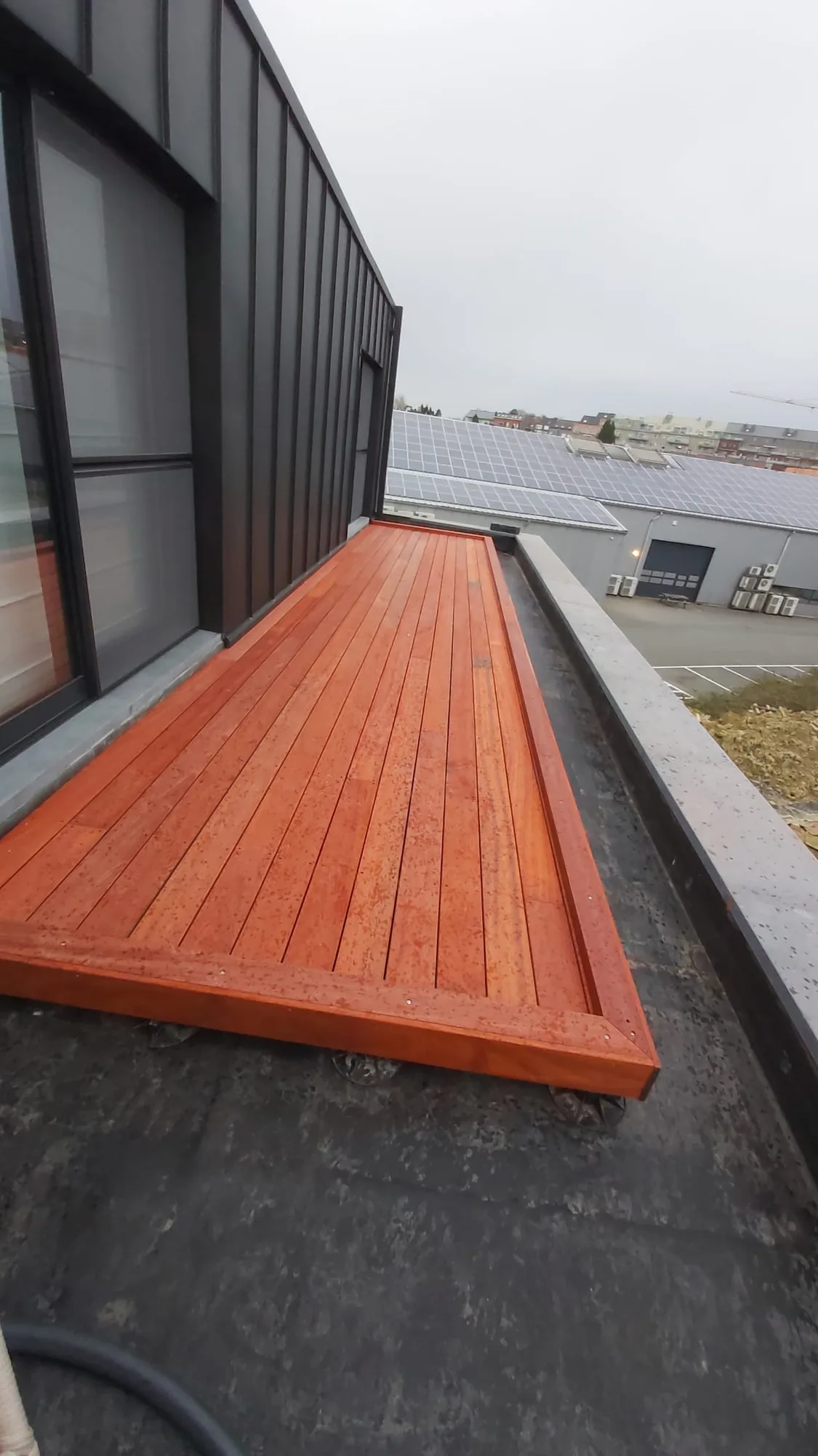 Terrasse bois aménagée en toiture-terrasse
